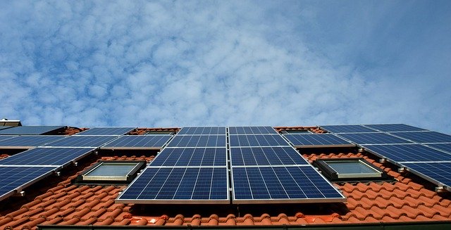Instalación de paneles solares en tu vivienda por Grupo Mayfo en Granada