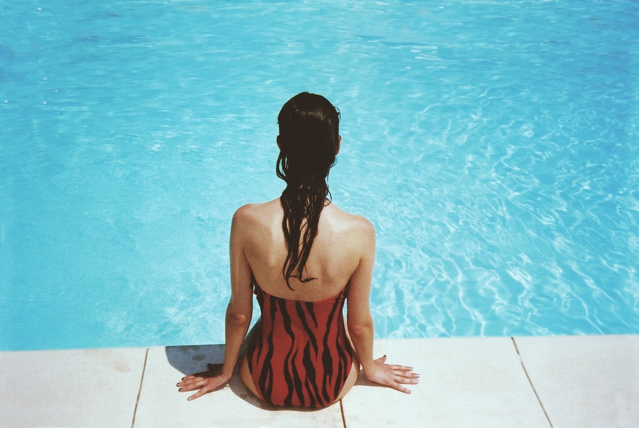 Cinco razones por las que tu casa debe tener piscina por Grupo Mayfo en Granada
