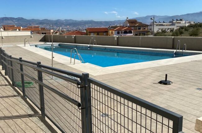 Urbanización de obra nueva en Las Gabias, Granada, con piscina comunitaria desarrollada por el Grupo Mayfo
