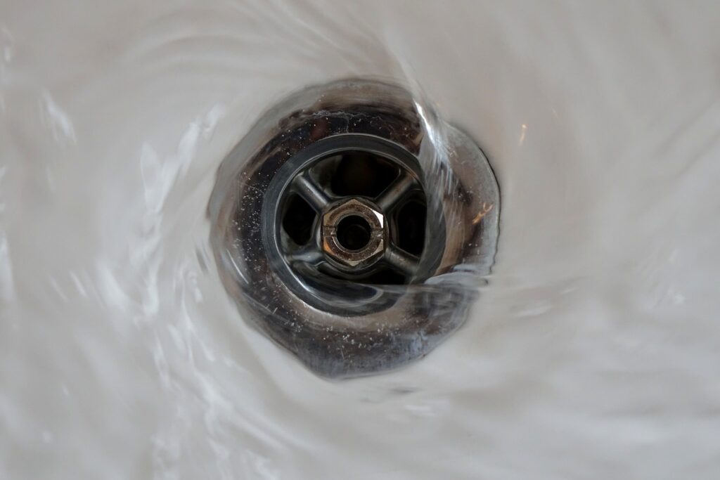 Cambia el estilo de tu baño moviendo de lugar la ducha por Grupo Mayfo en la ciudad de Granada