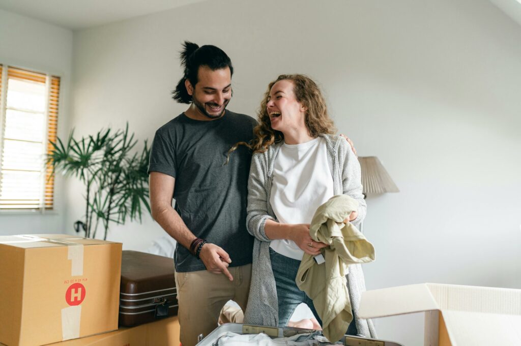 Por suerte, hay disponible ayuda jóvenes compra vivienda para que poder hacerse con su propia casa no sea una misión imposible.